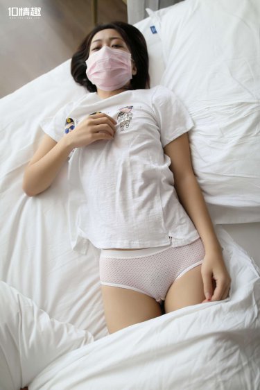 美女露出乳胸扒开尿口直播